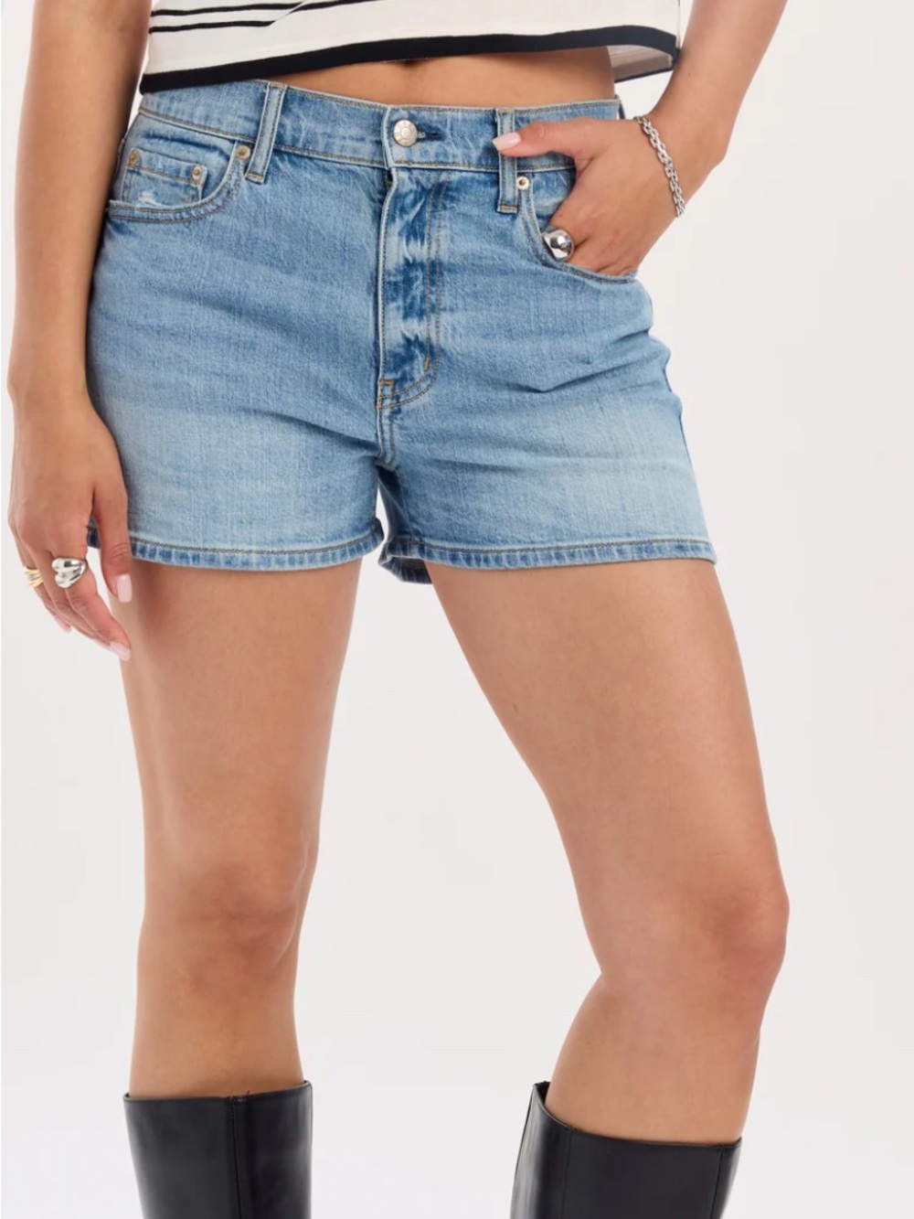 Super cute Daze Denim Jean Shorts. Comfortable and Breathable.